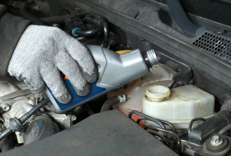 La importancia del líquido de frenos en los coches