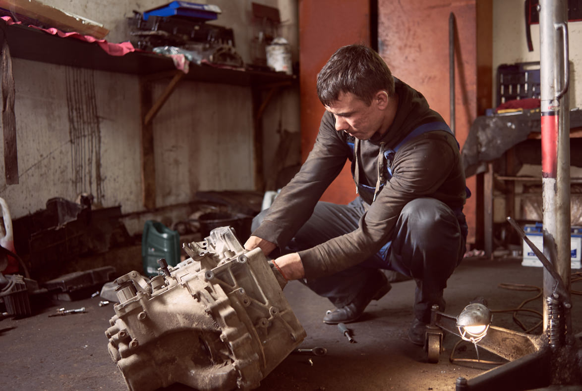 ¿Qué consecuencias tiene realizar el mantenimiento del coche en un taller clandestino?
