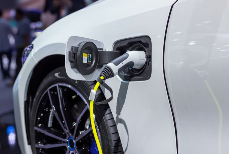Mantener un coche eléctrico, tres veces más caro que mantener uno de combustión