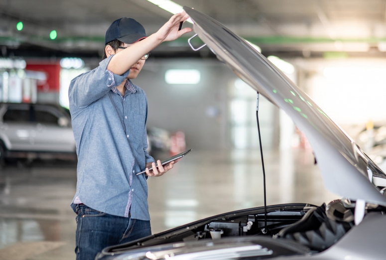 ¿Es más caro reparar un coche eléctrico accidentado o uno de combustión?