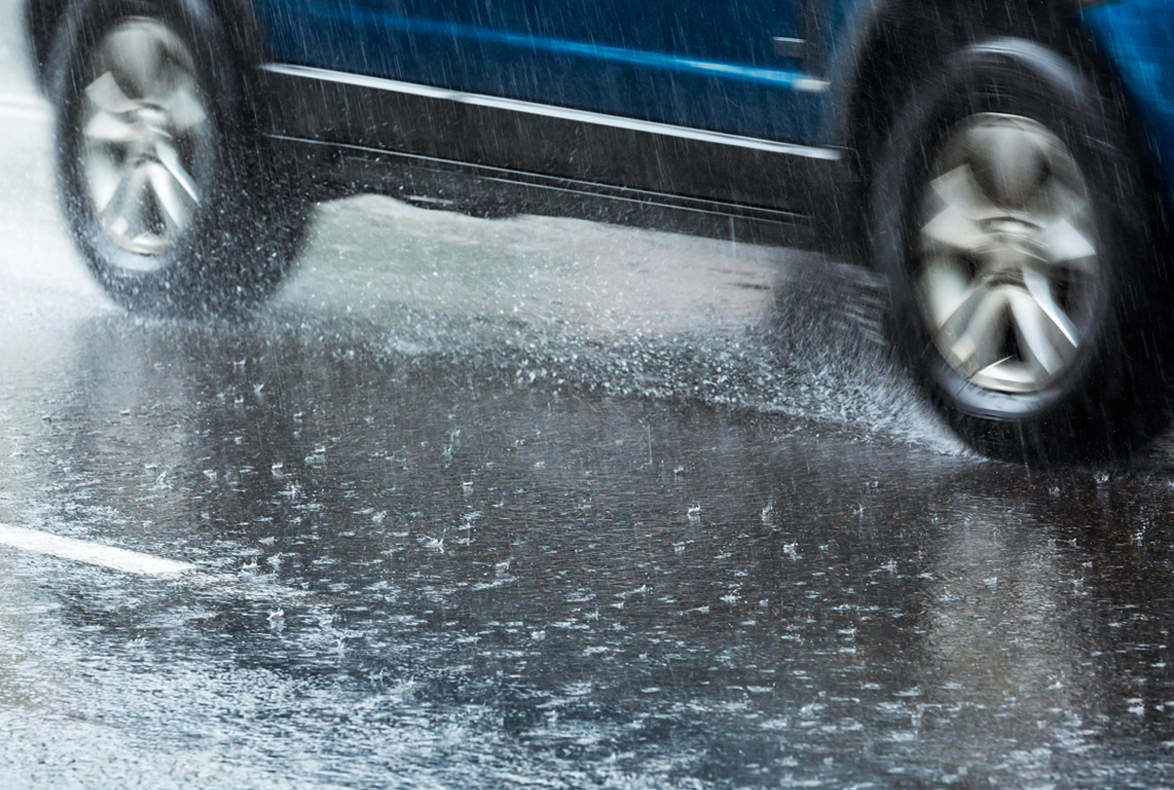 Cómo frenar el vehículo correctamente cuando llueve
