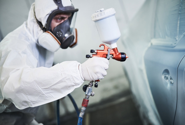 Cómo evitar irregularidades en el acabado cuando se utiliza pintura metalizada