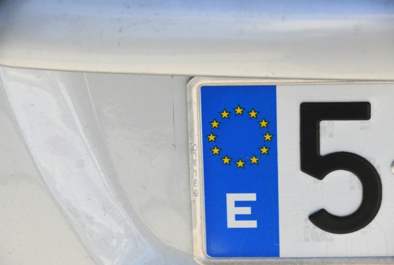 ¿Qué negocio dejan en los talleres los coches con matrículas provinciales?