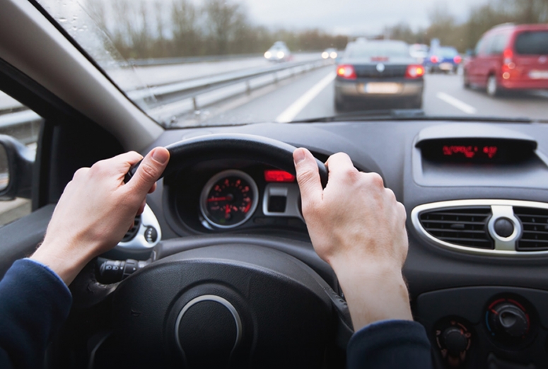 ¿Cuántos metros tarda un freno en detener un coche?