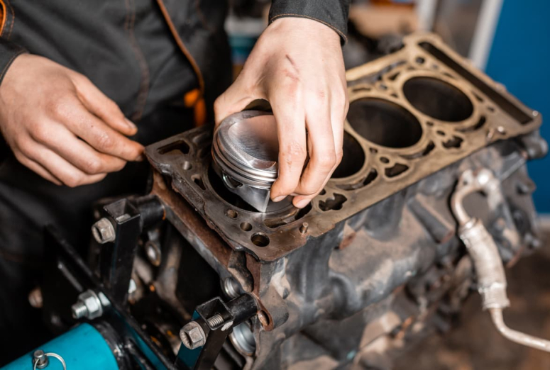 What are the most common piston failures and their causes?